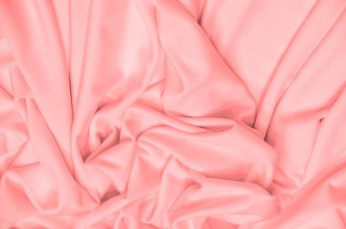 Kumaş soluk kırmızı renkli ipektir. Doku. Geçmişi. Şablon. İpek kumaşın parlak bir parıltısı ve yatay olarak çalışan karakteristik küçük kıvrımları vardır. Yumuşak kıvrımlar içinde uzanır