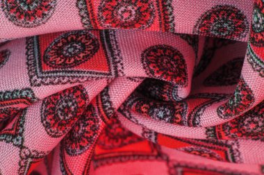 Eşkenar dörtgen, kare ve madalyalı yumuşak kırmızı renkli ipek kumaş. Bir hikaye anlat ve geleneksel tasarım ile etkileyici ve değerli bir açıklama yap. Desen arkaplan deseni