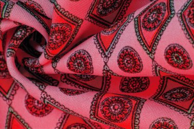 Eşkenar dörtgen, kare ve madalyalı yumuşak kırmızı renkli ipek kumaş. Bir hikaye anlat ve geleneksel tasarım ile etkileyici ve değerli bir açıklama yap. Desen arkaplan deseni
