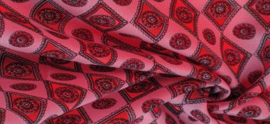 Eşkenar dörtgen, kare ve madalyalı yumuşak kırmızı renkli ipek kumaş. Bir hikaye anlat ve geleneksel tasarım ile etkileyici ve değerli bir açıklama yap. Desen arkaplan deseni