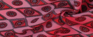 Eşkenar dörtgen, kare ve madalyalı yumuşak kırmızı renkli ipek kumaş. Bir hikaye anlat ve geleneksel tasarım ile etkileyici ve değerli bir açıklama yap. Desen arkaplan deseni