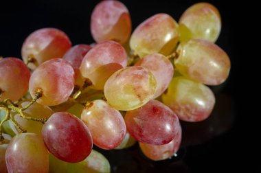 Taze üzümler, lezzetli meyveler.