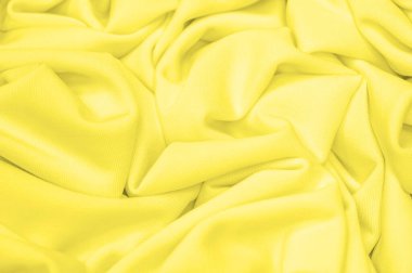 Kumaş sarı ipek. Doku. Geçmişi. Şablon. İpek kumaşın parlak bir parıltısı ve yatay olarak çalışan karakteristik küçük kıvrımları vardır. Yumuşak kıvrımlar içinde uzanır