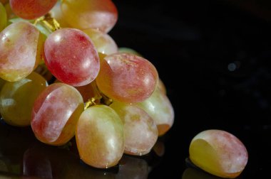 Taze üzümler, lezzetli meyveler.