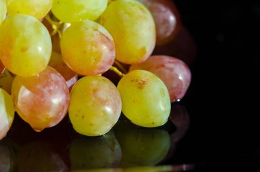 Taze üzümler, lezzetli meyveler.