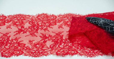 dantel kumaş. Kuş tüyü. Beyaz arka planda kırmızı dantel rengi. Doku, şekil. İhtiyaçların için doğru şablonu seçme zamanı geldiğinde benim dokularıma güvenebilirsin..