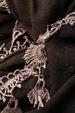 Koyu kahverengi yün atkı. Şeritte dikilmiş dantelle. Doku. Geçmişi. Şablon