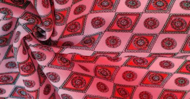 Eşkenar dörtgen, kare ve madalyalı yumuşak kırmızı renkli ipek kumaş. Bir hikaye anlat ve geleneksel tasarım ile etkileyici ve değerli bir açıklama yap. Desen arkaplan deseni