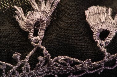 Koyu kahverengi yün atkı. Şeritte dikilmiş dantelle. Doku. Geçmişi. Şablon