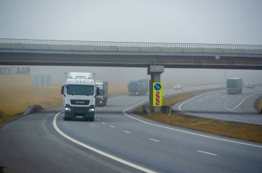 Nakliye aracı. LTL (kısmi yük), PTL (kısmi yük) veya FTL (tam kamyon yükü) gibi standart hizmetlerden yüksek güvenlikli Rusya Chelny 05 11 2020