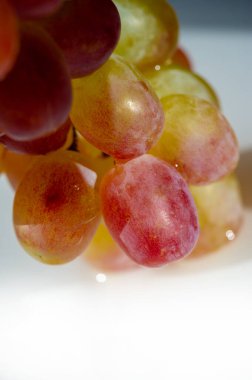 Üzümler, yüksek miktarda besin ve antioksidan içerdikleri için çok sağlıklıdır. Üzümler C ve K vitaminleri için RDI 'nin dörtte biri de dahil olmak üzere birçok önemli vitamin ve mineral içerir..