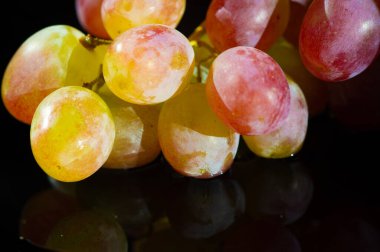 Taze üzümler, lezzetli meyveler.