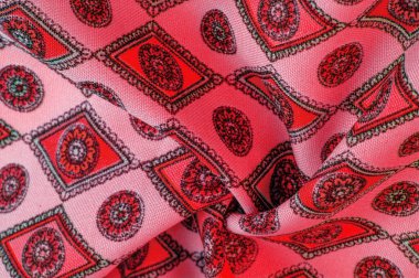 Eşkenar dörtgen, kare ve madalyalı yumuşak kırmızı renkli ipek kumaş. Bir hikaye anlat ve geleneksel tasarım ile etkileyici ve değerli bir açıklama yap. Desen arkaplan deseni