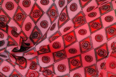 Eşkenar dörtgen, kare ve madalyalı yumuşak kırmızı renkli ipek kumaş. Bir hikaye anlat ve geleneksel tasarım ile etkileyici ve değerli bir açıklama yap. Desen arkaplan deseni