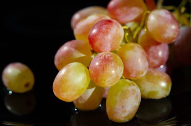 Üzümler, yüksek miktarda besin ve antioksidan içerdikleri için çok sağlıklıdır. Üzümler C ve K vitaminleri için RDI 'nin dörtte biri de dahil olmak üzere birçok önemli vitamin ve mineral içerir..