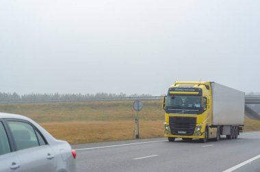 Nakliye aracı. LTL (kısmi yük), PTL (kısmi yük) veya FTL (tam kamyon yükü) gibi standart hizmetlerden yüksek güvenlikli Rusya Chelny 05 11 2020