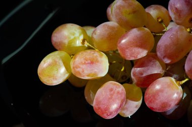 Taze üzümler, lezzetli meyveler.