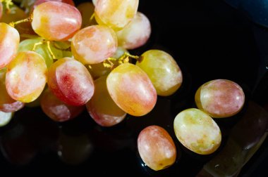 Taze üzümler, lezzetli meyveler.