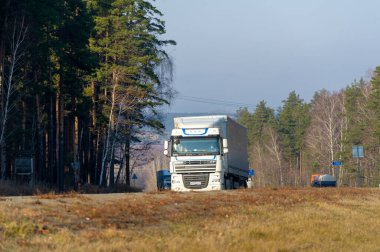 Nakliye aracı. LTL (kısmi yük), PTL (kısmi yük) veya FTL (tam kamyon yükü) gibi standart hizmetlerden yüksek güvenlikli Rusya Chelny 05 11 2020