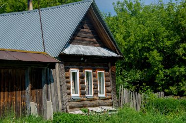 Eski ahşap ev. Kozalaklı ağaç ev.