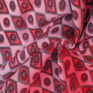 Eşkenar dörtgen, kare ve madalyalı yumuşak kırmızı renkli ipek kumaş. Bir hikaye anlat ve geleneksel tasarım ile etkileyici ve değerli bir açıklama yap. Desen arkaplan deseni