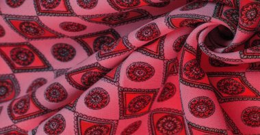 Eşkenar dörtgen, kare ve madalyalı yumuşak kırmızı renkli ipek kumaş. Bir hikaye anlat ve geleneksel tasarım ile etkileyici ve değerli bir açıklama yap. Desen arkaplan deseni