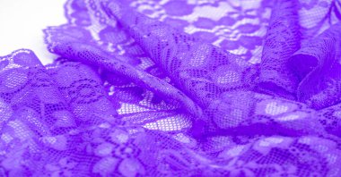 Mavi dantel. Bu çarpıcı ve sofistike kumaş gerçek bir sanat eseri olacak. Çok sevdiğimiz narin dantel desenli koyu mavi; eşsiz, zarif ve canlı.