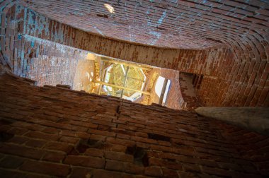 Hayat Veren Üçlü Kilisesi 'nin yıkılmış hali. Zaman ve komünistler manevi değerlerini kaybettiler. Rus iç bölgeleri