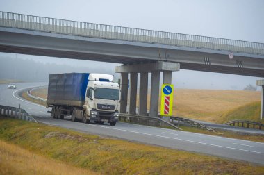 Nakliye aracı. - Kısa ve orta mesafelerde hızını, esnekliğini ve kapı kapı dolaşım hızını. Mallarınız Rusya 'nın herhangi bir yerine teslim edilecek Chelny 05 11 2020