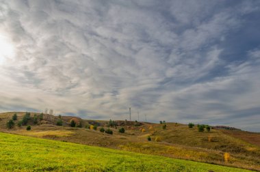 Sonbahar manzara fotoğrafçılığı, Dünya 'nın Avrupa kısmı. Huş ağacı, meşe, ıhlamur, akçaağaç, çok renkli sarı turuncu-kırmızı yapraklar. Mavi gökyüzü kabarık beyaz bulutlarla.