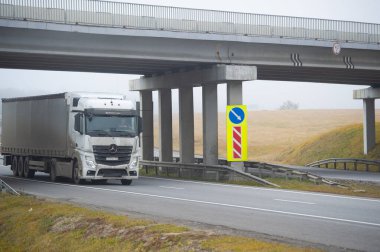 Nakliye aracı. Bu, malları karayoluyla taşımanın fiziksel süreci. Yüklü, boş, çapraz ticaret ve kabotaj. Ulaşım trafiği. Rusya Chelny 05 11 2020