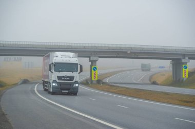 Nakliye aracı. Bu, malları karayoluyla taşımanın fiziksel süreci. Yüklü, boş, çapraz ticaret ve kabotaj. Ulaşım trafiği. Rusya Chelny 05 11 2020