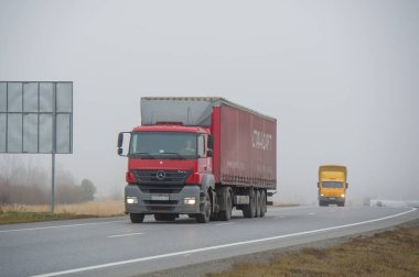 Nakliye aracı. Bu, malları karayoluyla taşımanın fiziksel süreci. Yüklü, boş, çapraz ticaret ve kabotaj. Ulaşım trafiği. Rusya Chelny 05 11 2020