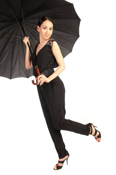 Foto Estudio Modelo Moda Mujer Muy Cool Sosteniendo Paraguas Negro — Foto de Stock
