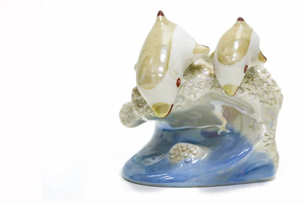 Figurka Przedstawiająca Delfiny Fali Malowana Porcelana Przedmioty Kolekcjonerskie Wymień Się — Zdjęcie stockowe