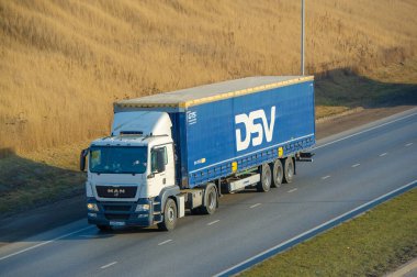 Nakliye aracı. Bu, malları karayoluyla taşımanın fiziksel süreci. Yüklü, boş, çapraz ticaret ve kabotaj. Ulaşım trafiği. Rusya Chelny 05 11 2020