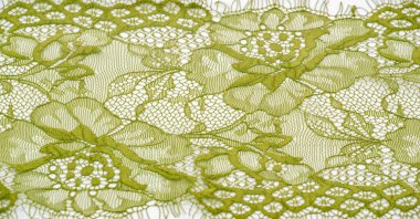 Beyaz arka planda yeşil dantel kumaş. Süslü Afrika tüllü dantel kumaş polyester. Tasarımın için uzun boylu çiçekler. Doku. Geçmişi. Desen