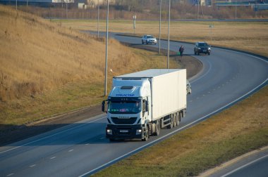 Nakliye aracı. Bu, malları karayoluyla taşımanın fiziksel süreci. Yüklü, boş, çapraz ticaret ve kabotaj. Ulaşım trafiği. Rusya Chelny 05 11 2020