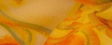 Doku, Desen. Soyut kırmızı baskı ile pürüzsüz sarı kumaş dokusu. Lüks soyut bir arka plan. Lüks Noel geçmişi. Kumaş, narin.