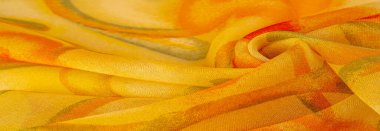 Doku, Desen. Soyut kırmızı baskı ile pürüzsüz sarı kumaş dokusu. Lüks soyut bir arka plan. Lüks Noel geçmişi. Kumaş, narin.