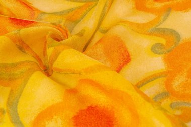 Doku, Desen. Soyut kırmızı baskı ile pürüzsüz sarı kumaş dokusu. Lüks soyut bir arka plan. Lüks Noel geçmişi. Kumaş, narin.