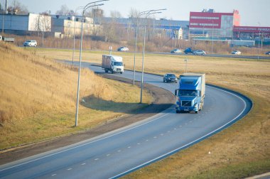 Nakliye aracı. Bu, malları karayoluyla taşımanın fiziksel süreci. Yüklü, boş, çapraz ticaret ve kabotaj. Ulaşım trafiği. Rusya Chelny 05 11 2020
