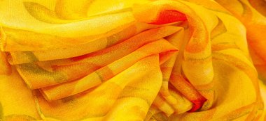 Doku, Desen. Soyut kırmızı baskı ile pürüzsüz sarı kumaş dokusu. Lüks soyut bir arka plan. Lüks Noel geçmişi. Kumaş, narin.