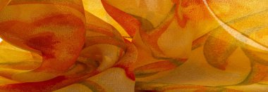 Doku, Desen. Soyut kırmızı baskı ile pürüzsüz sarı kumaş dokusu. Lüks soyut bir arka plan. Lüks Noel geçmişi. Kumaş, narin.