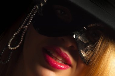 Model fotoğraf stüdyosu. Çiçekli elbiseli, gözlüklü seksi kadın. Uzun beyaz, çekici, neşeli, mutlu, seksi model, kahverengi saçlı.