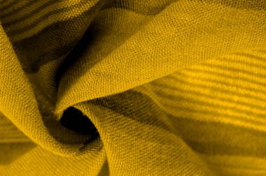 Doku. Geçmişi. Sarı renkli ipek kumaş, spektrumdaki yeşil ve turuncu arasındaki renk, maviye tamamlayıcı nitelikte birincil bir renk; olgun limon ya da yumurta sarısı gibi renklendirilmiş.