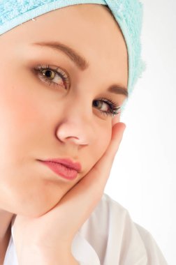 Beyaz önlüklü kadın. Genç bayan doktor ya da hemşire. Eczacı. Laboratuvar önlüklü genç kadın eczacı ya da bilim adamı portresi