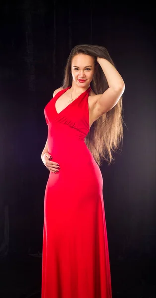Девушка Красном Платье Красивая Женщина Модель Позирующая Простом Элегантном Красном — стоковое фото
