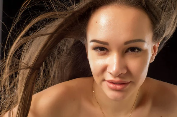 Bella Ragazza Con Capelli Sviluppo Nel Vento — Foto Stock