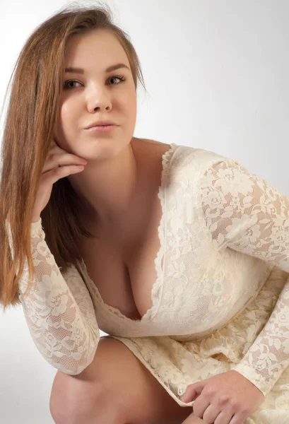 Hermosa Chica Con Vestido Blanco Retrato Mujer Sexy Joven Sobre —  Fotos de Stock